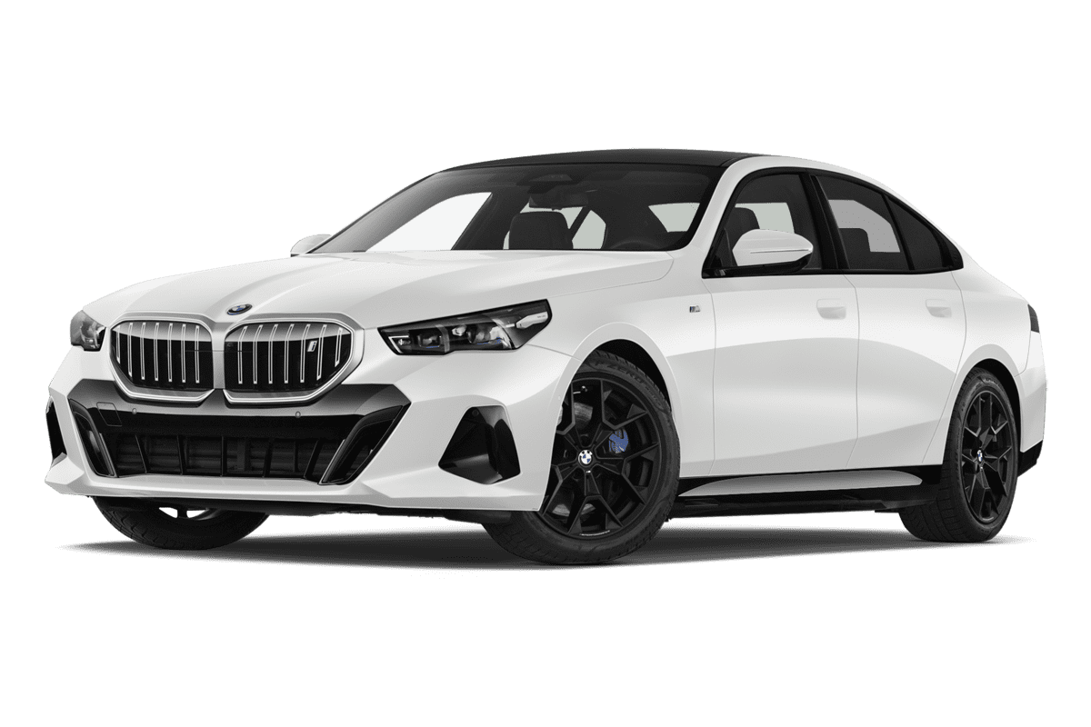 Tiefe, schräge Heckansicht eines BMW i5 Limousine, freigestellt