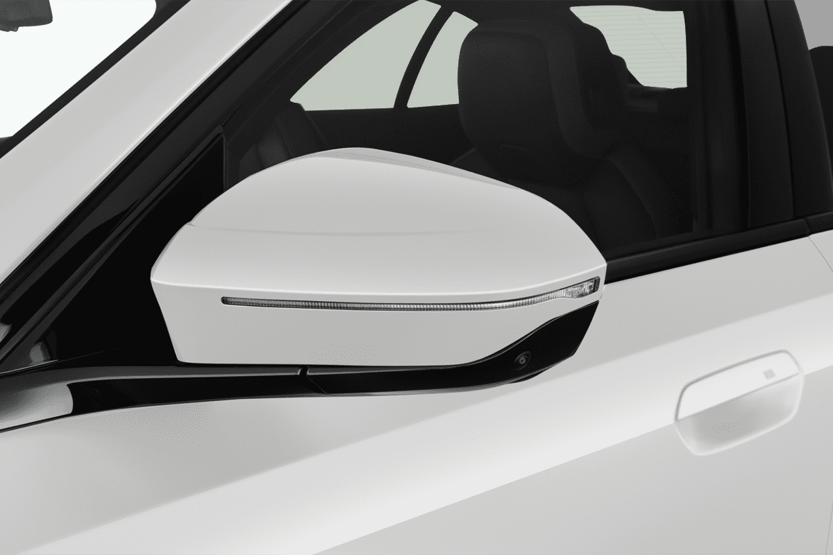 Rückspiegel eines BMW i5 Limousine