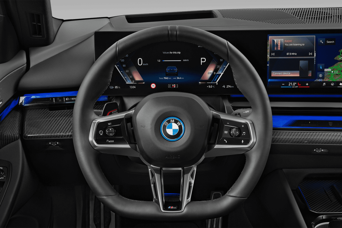 Lenkrad eines BMW i5 Limousine