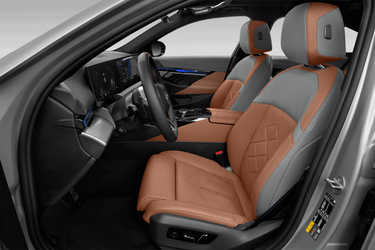 Vordersitze eines BMW i5 Limousine