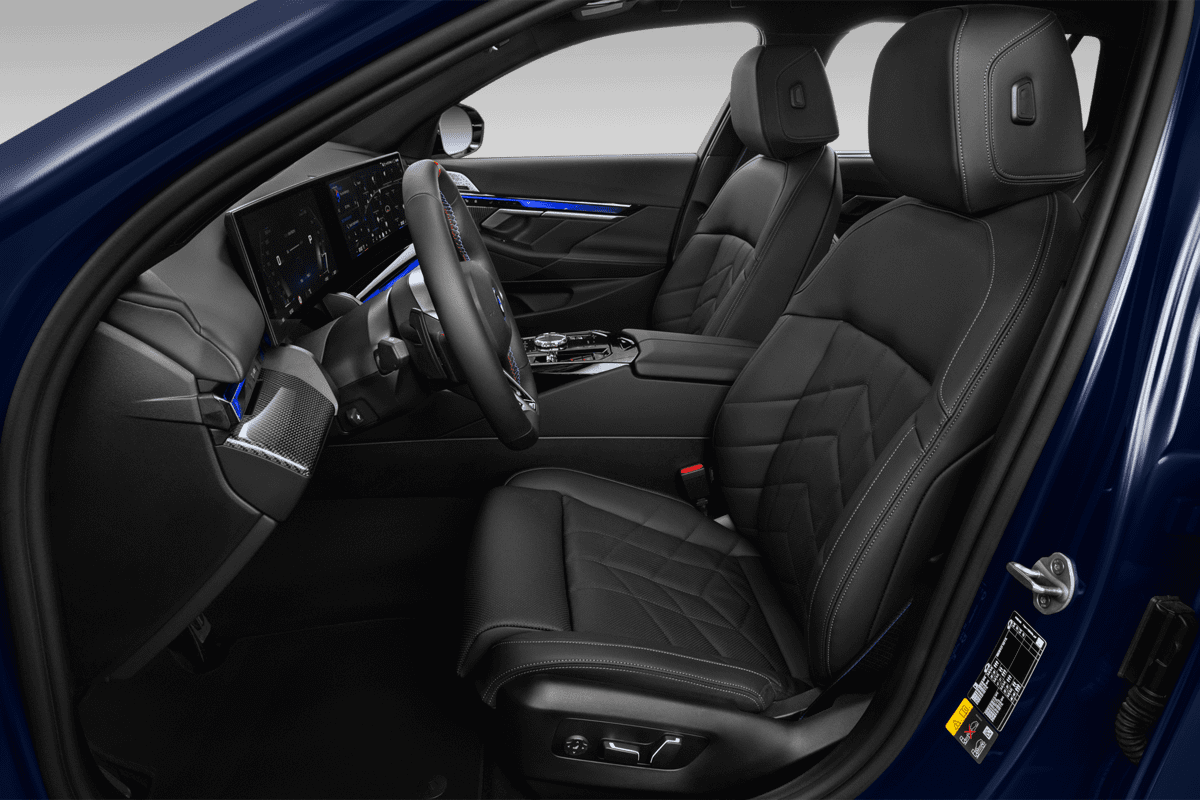 Vordersitze eines BMW i5 Touring