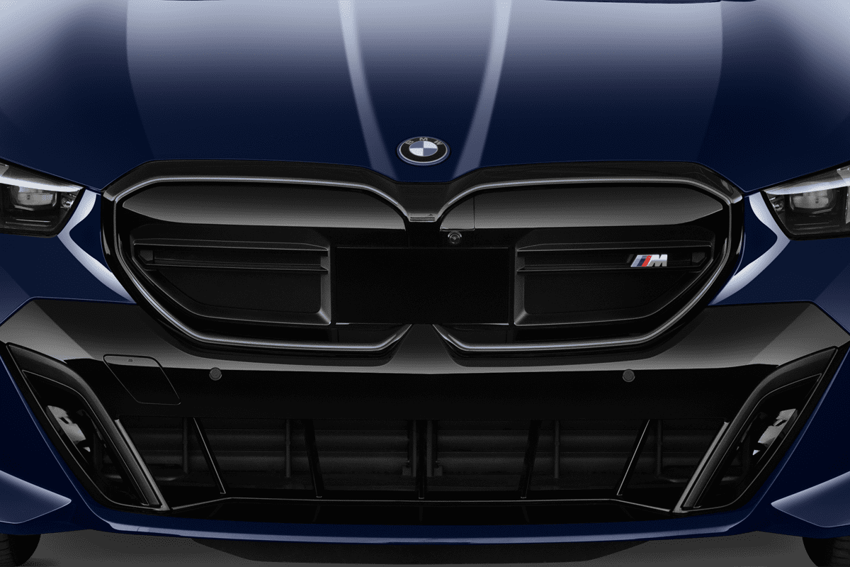 Kühlergrill eines BMW i5 Touring