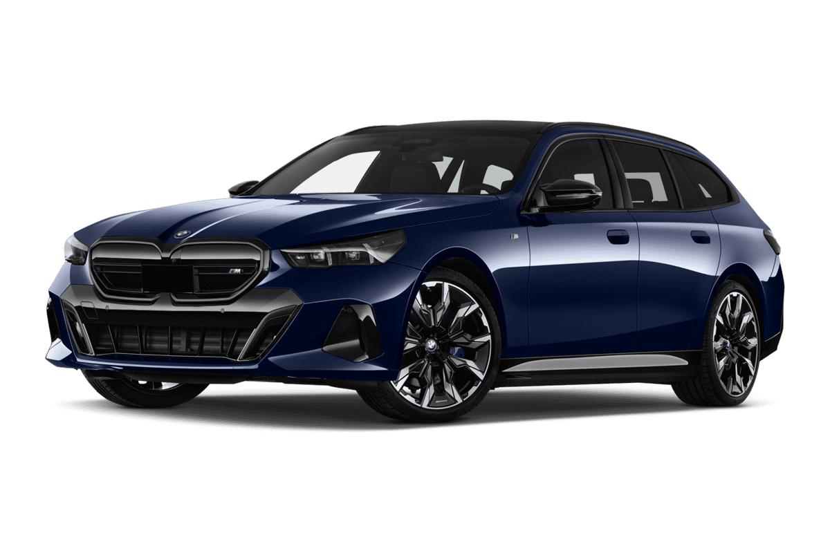 Tiefe, schräge Heckansicht eines BMW i5 Touring, freigestellt