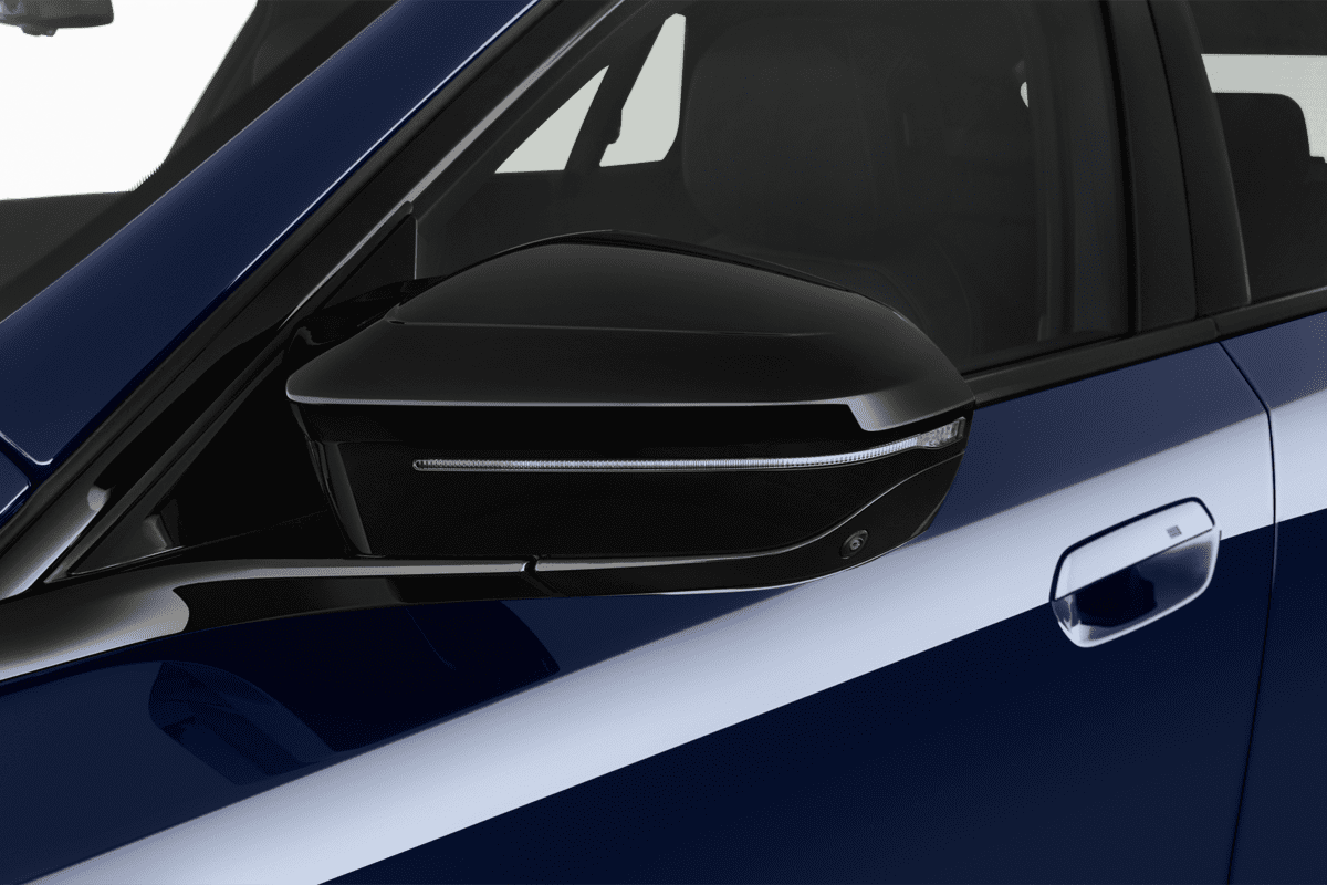 Rückspiegel eines BMW i5 Touring