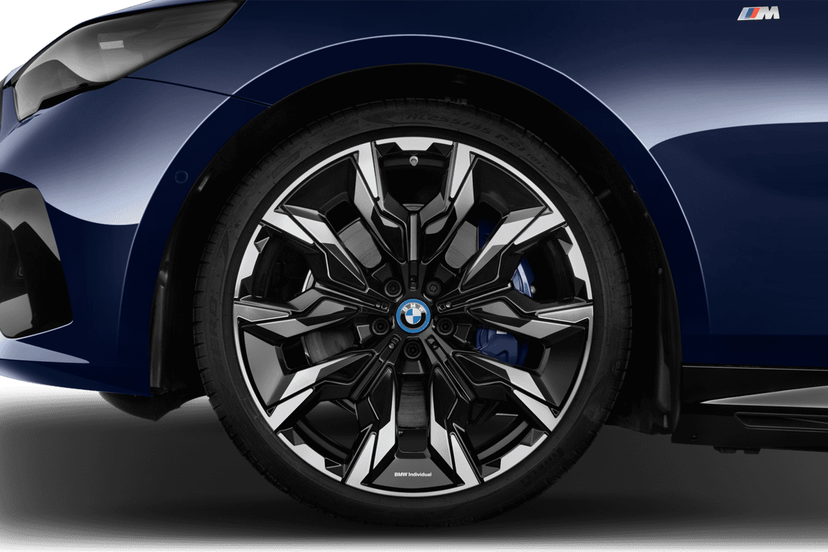 Radkappe oder Felge eines BMW i5 Touring