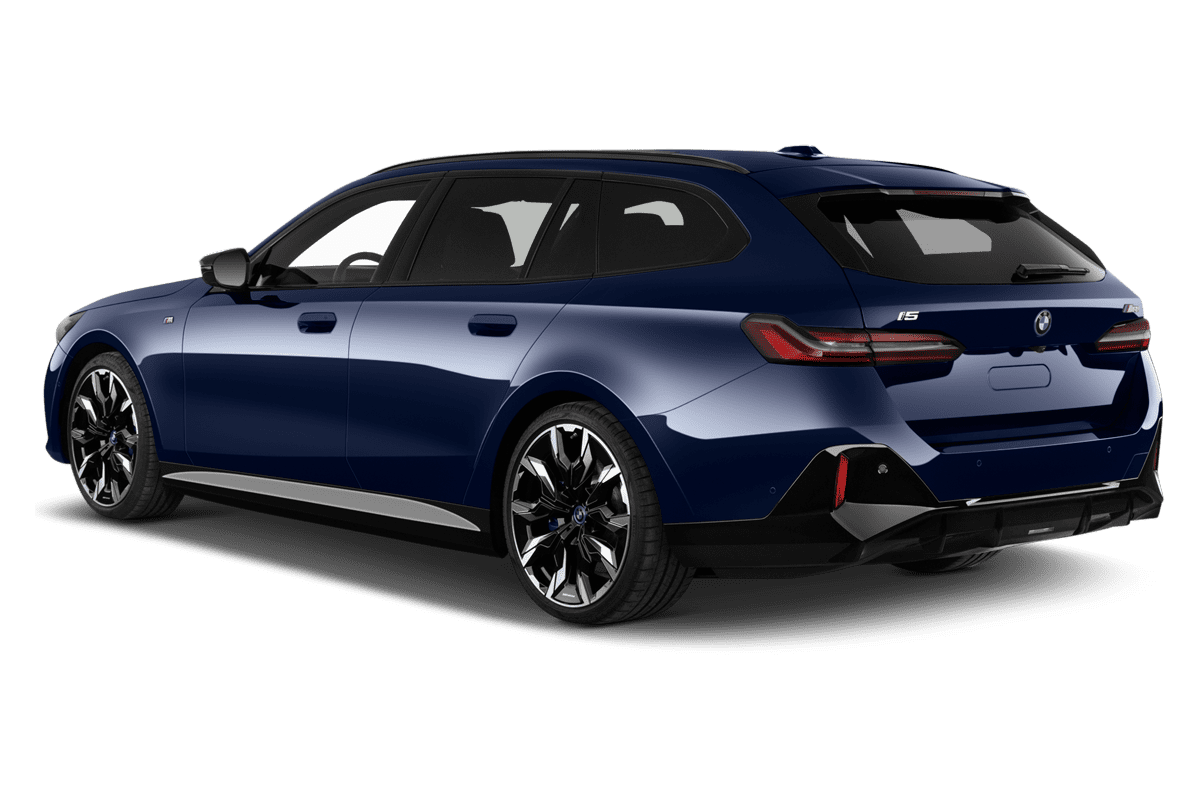 Schräge Heckansicht eines BMW i5 Touring, freigestellt