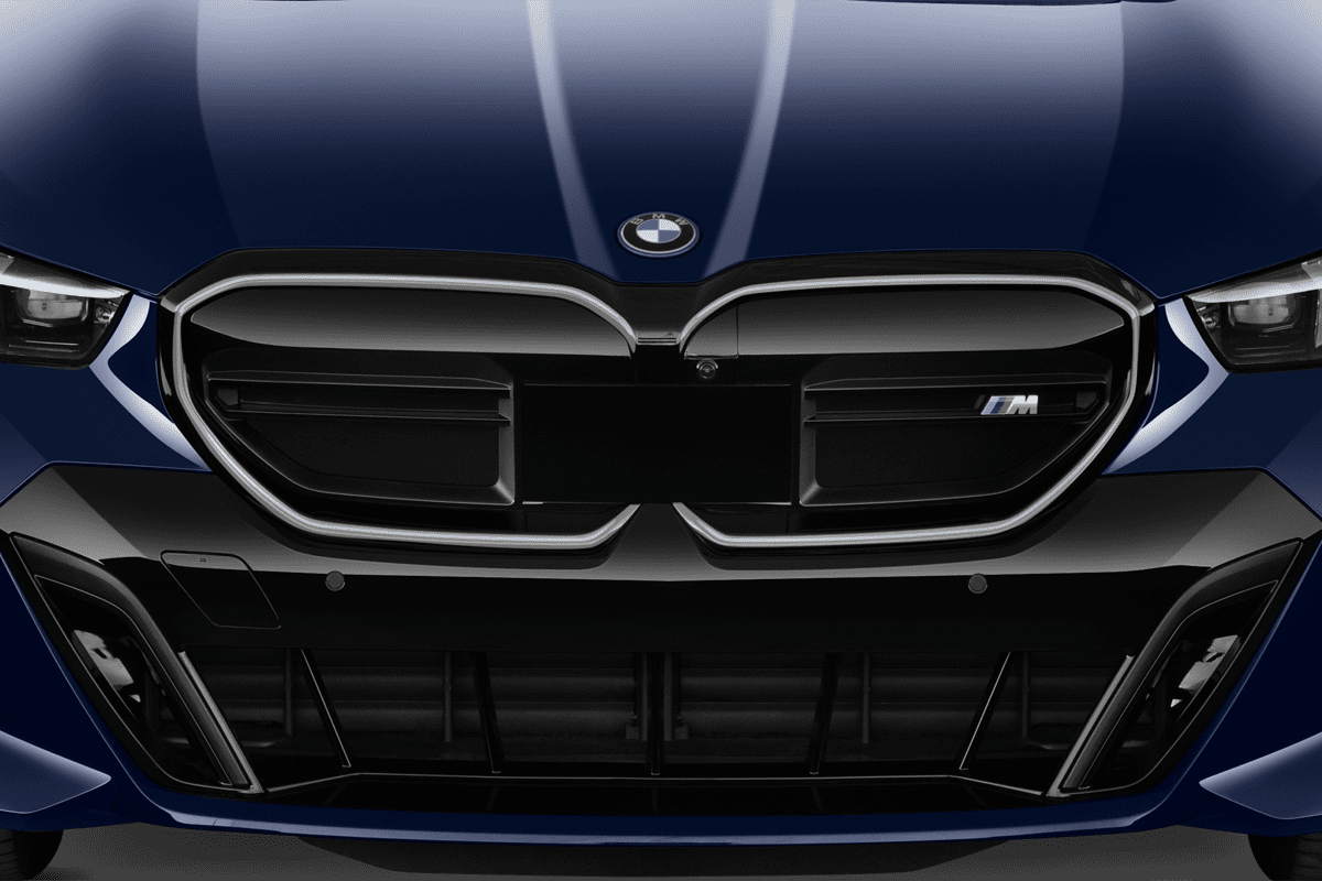 Kühlergrill eines BMW i5 Touring