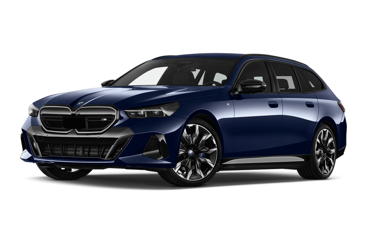 Tiefe, schräge Heckansicht eines BMW i5 Touring, freigestellt