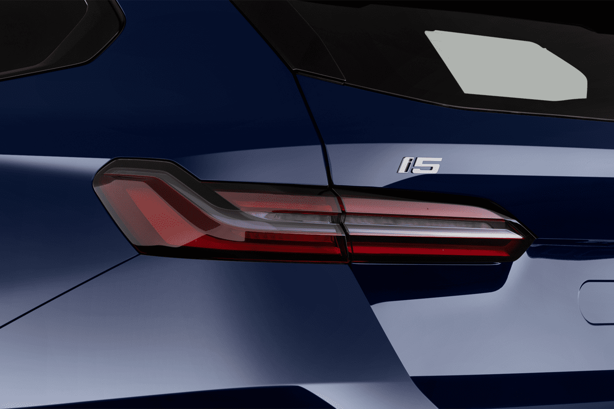Heckleuchten eines BMW i5 Touring