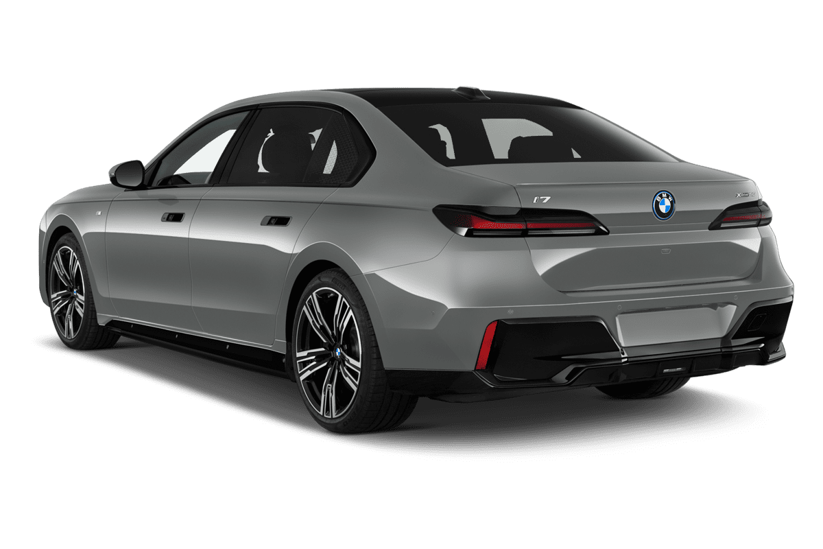 Schräge Heckansicht eines BMW i7, freigestellt