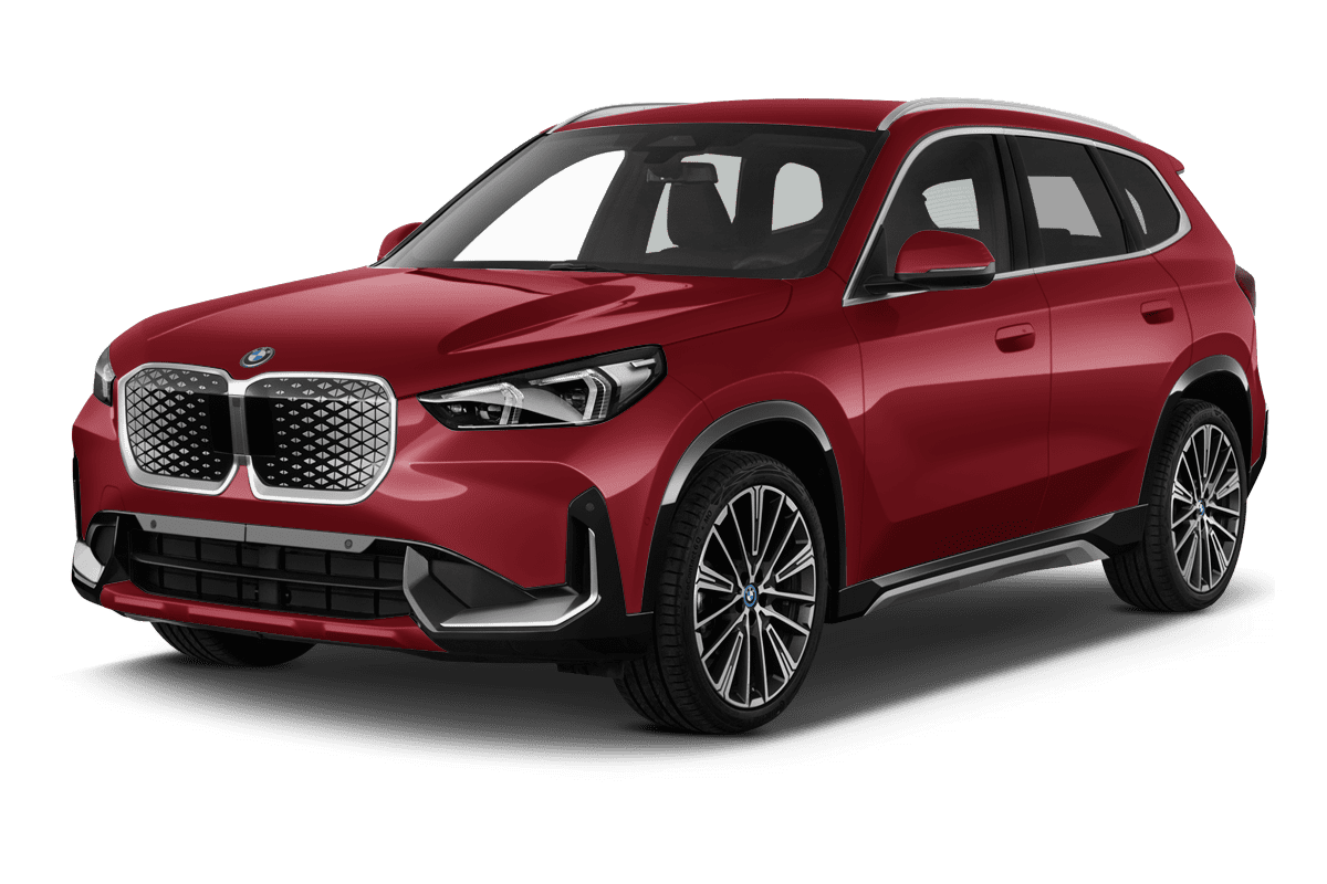 Schräge Frontansicht auf einen BMW iX1, freigestellt