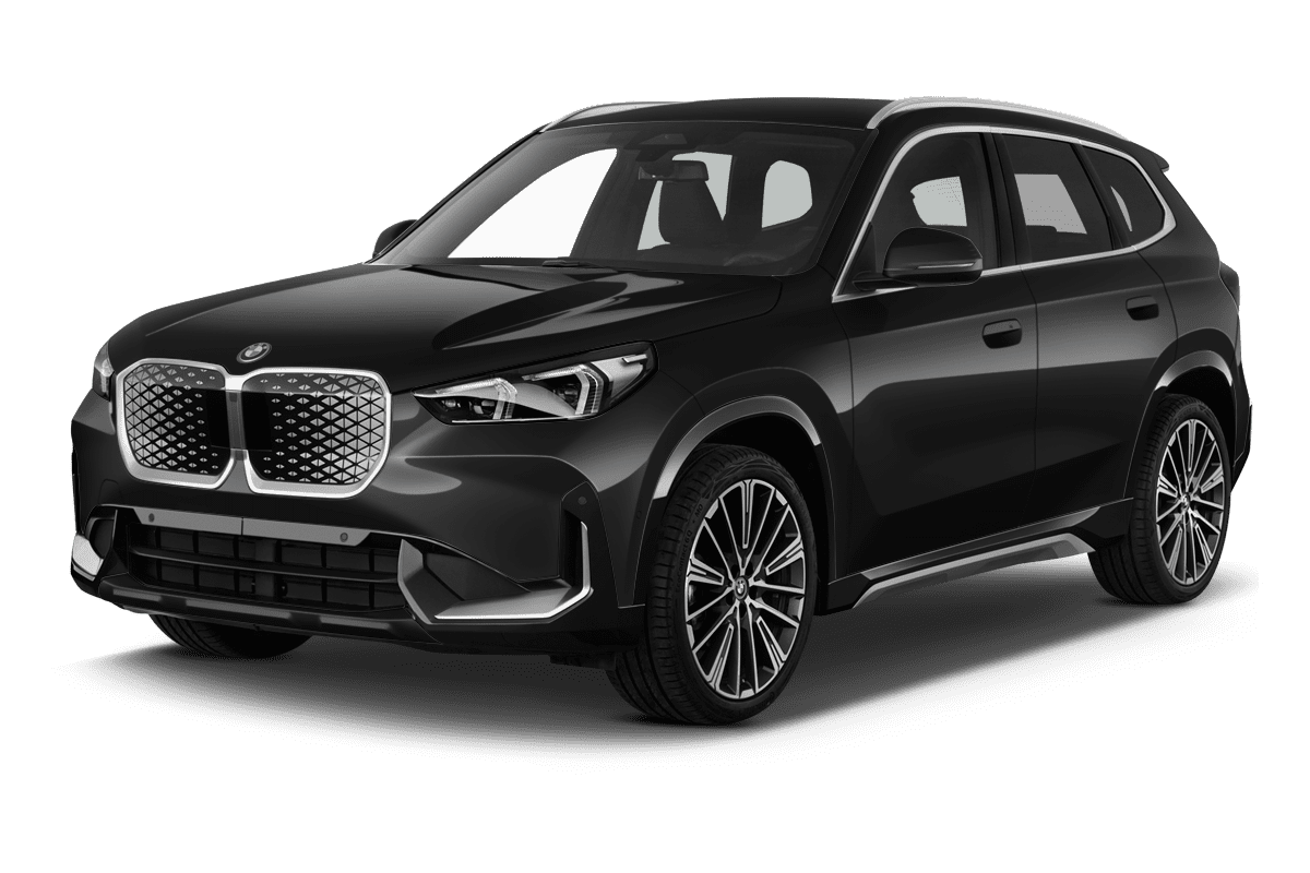 Schräge Frontansicht eines BMW iX1, freigestellt