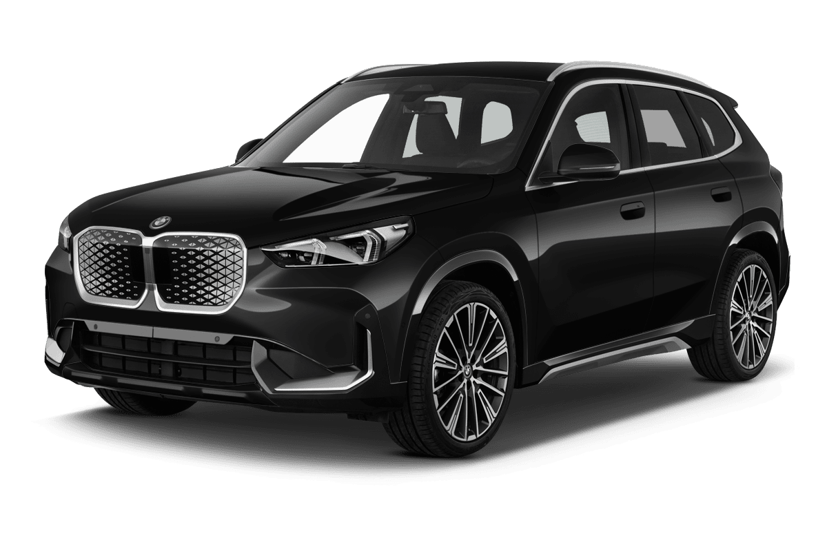 Schräge Frontansicht auf einen BMW iX1, freigestellt