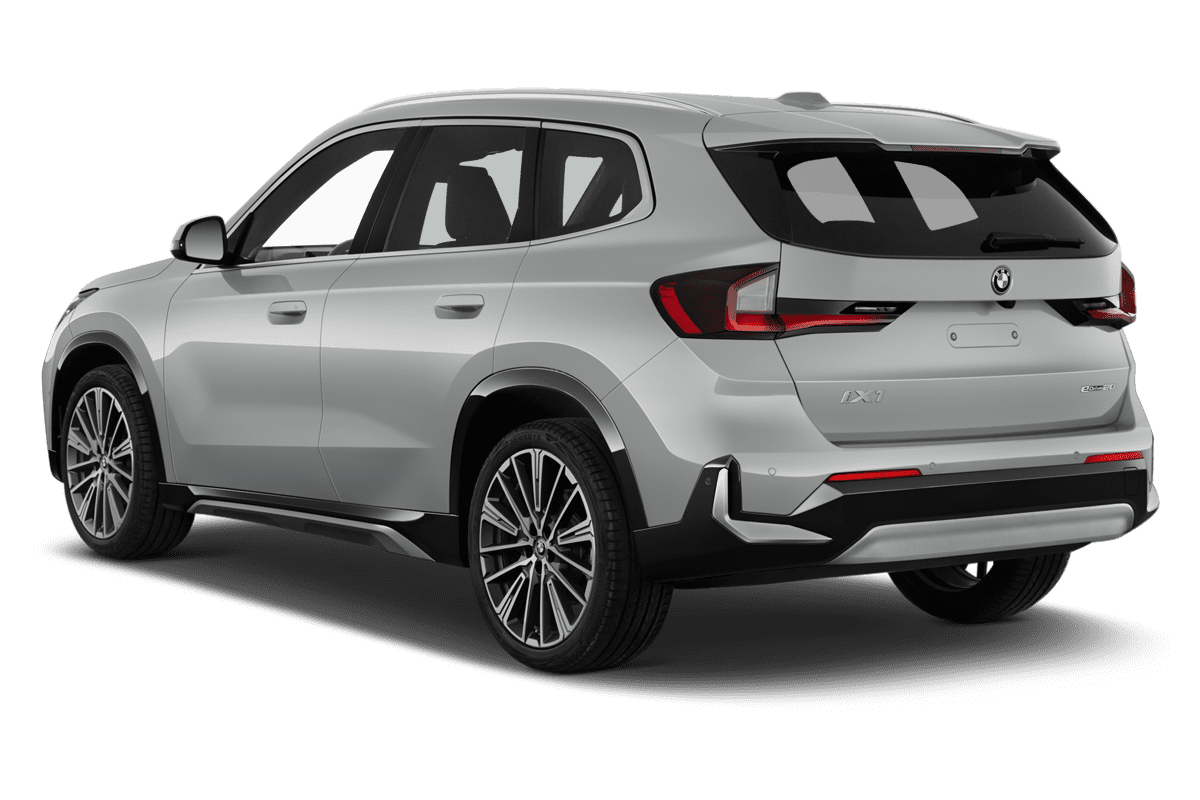 Schräge Heckansicht eines BMW iX1, freigestellt