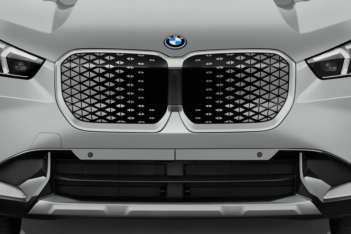 Kühlergrill eines BMW iX1