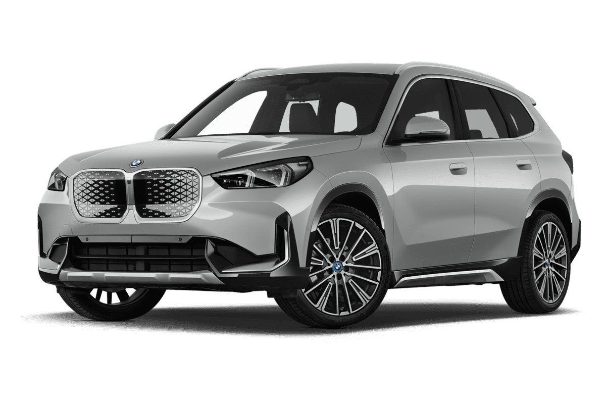 Tiefe, schräge Heckansicht eines BMW iX1, freigestellt