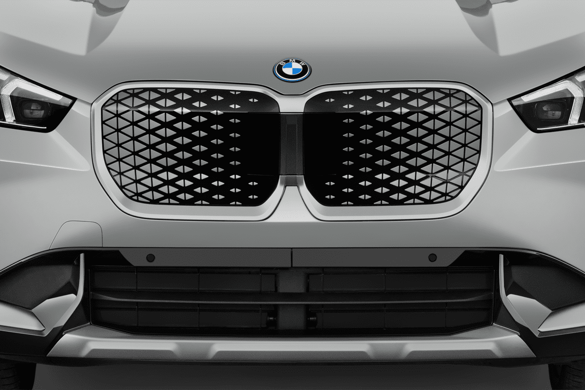 Kühlergrill eines BMW iX1