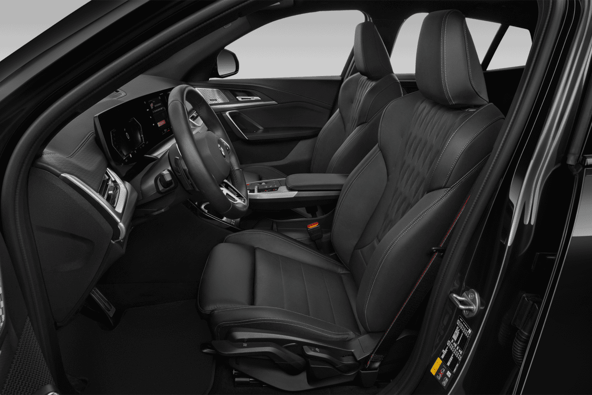 Vordersitze eines BMW iX2