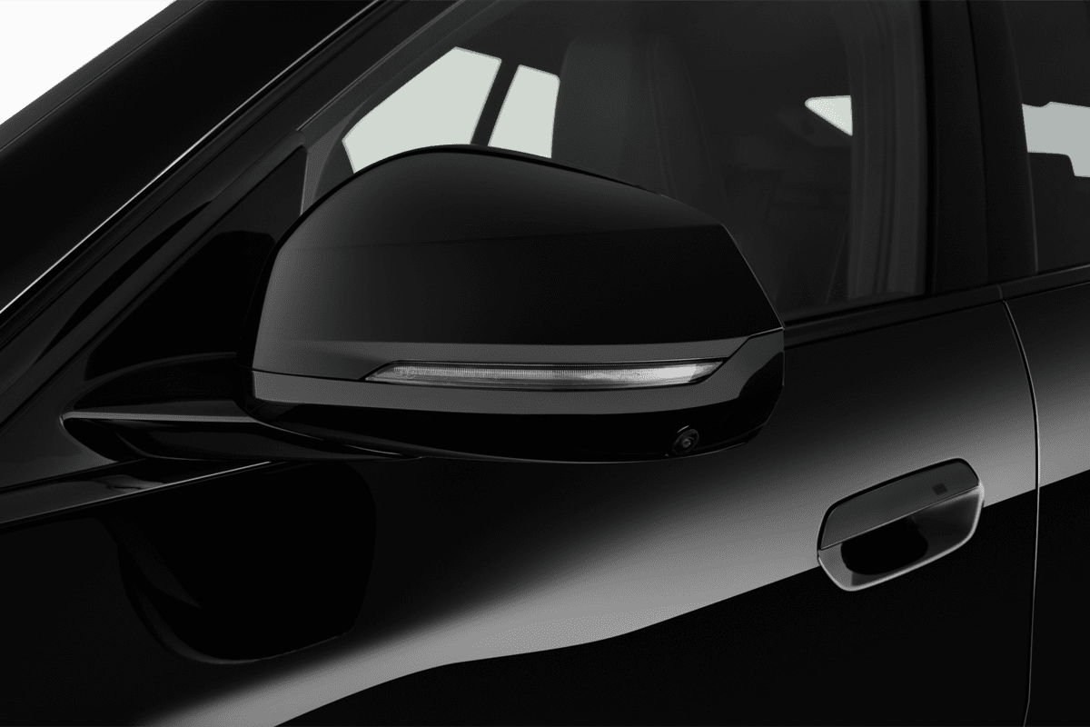 Rückspiegel eines BMW iX2