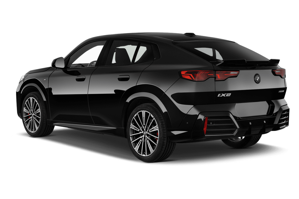 Schräge Heckansicht eines BMW iX2, freigestellt