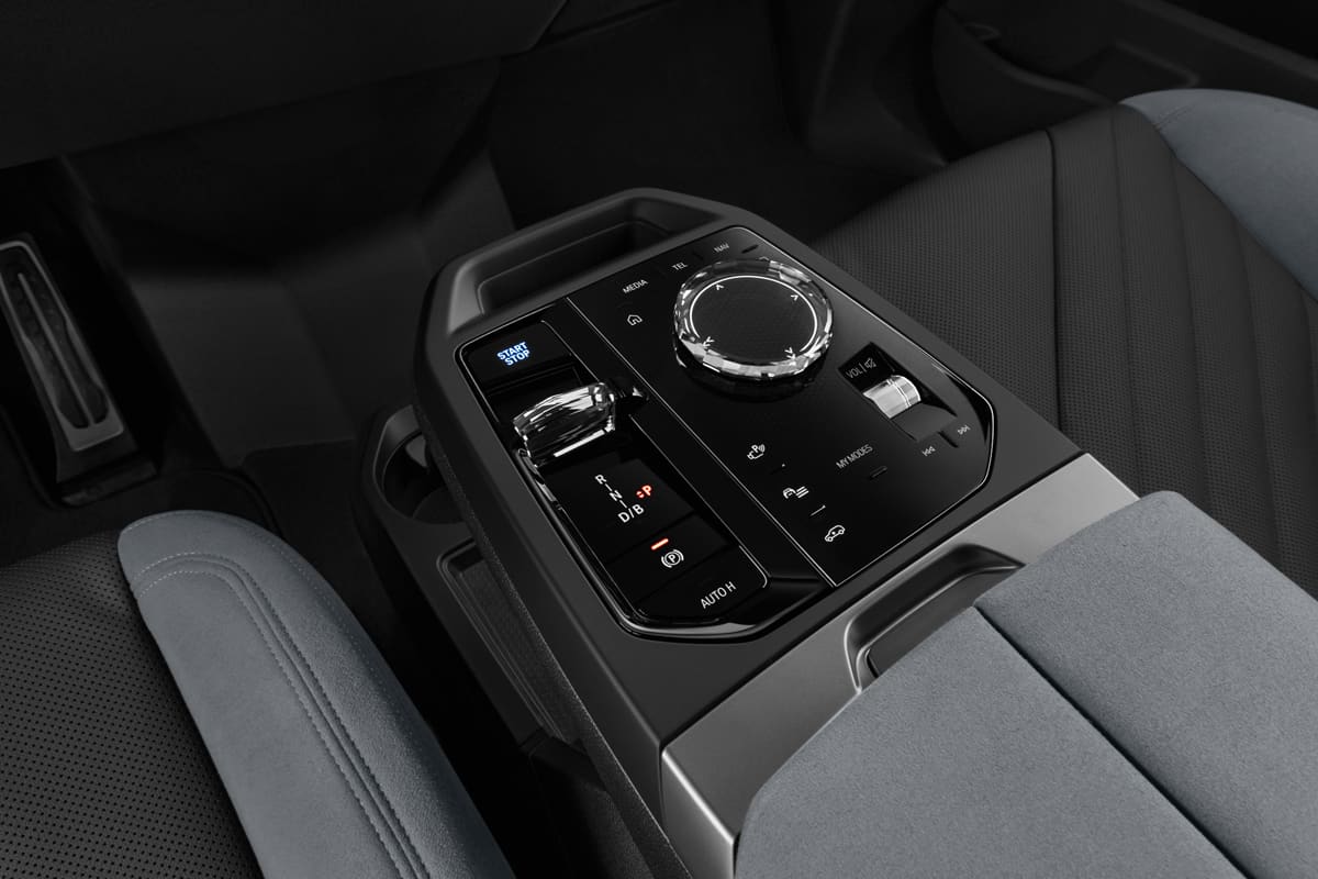 Schaltknüppel eines BMW iX (KI-generiert)