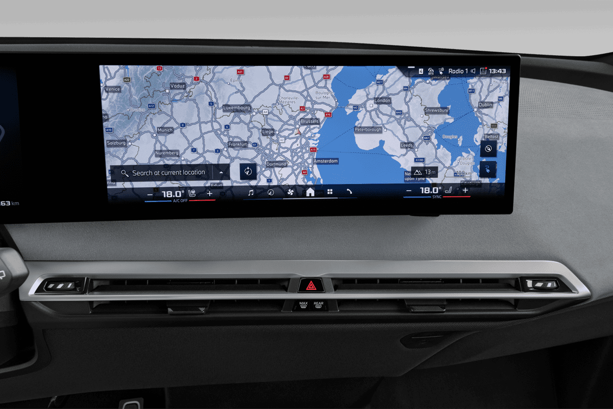 Mittelkonsole eines BMW iX (KI-generiert)