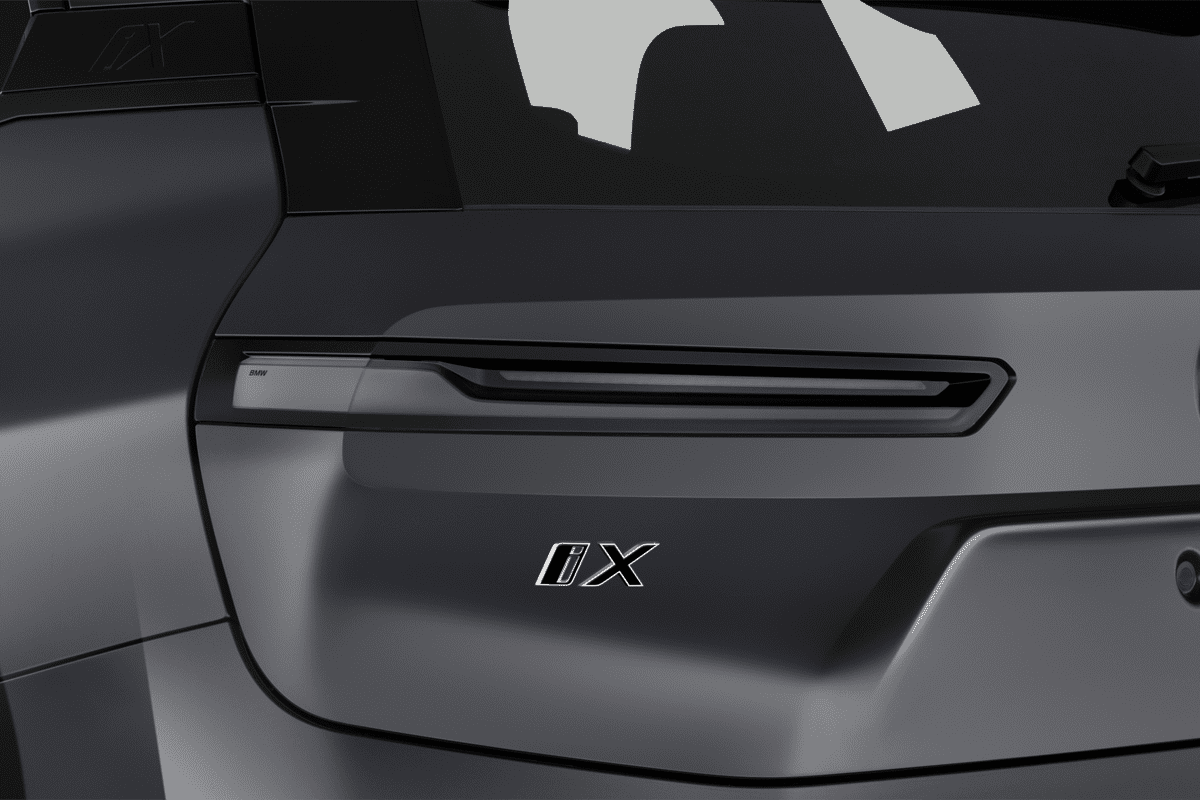 Heckleuchten eines BMW iX (KI-generiert)