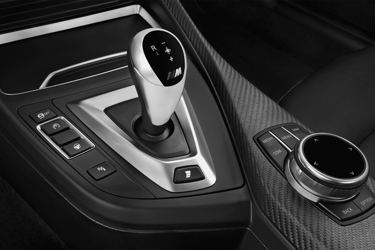 Schaltknüppel eines BMW M2 Competition