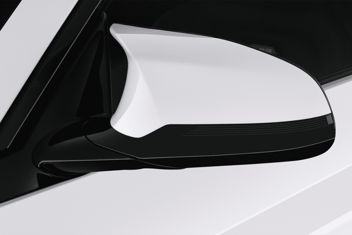 Rückspiegel eines BMW M2 Competition