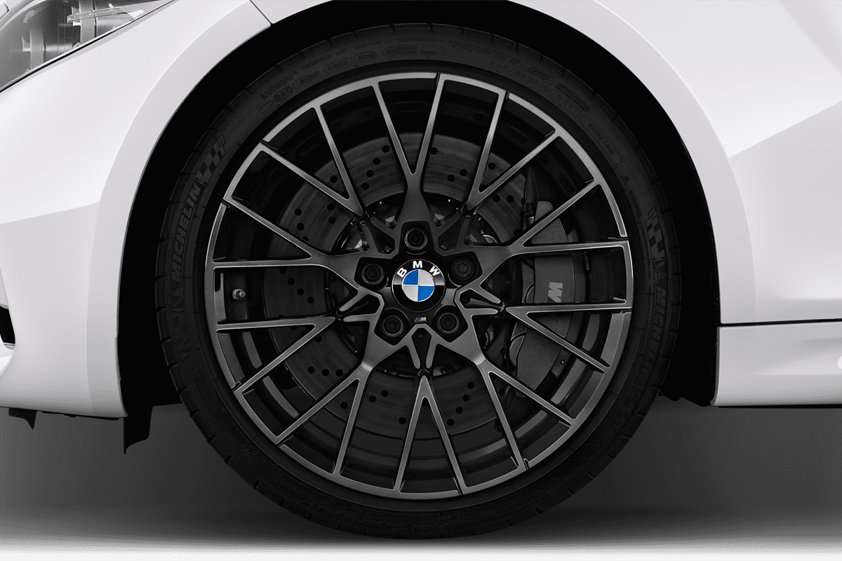Radkappe oder Felge eines BMW M2 Competition
