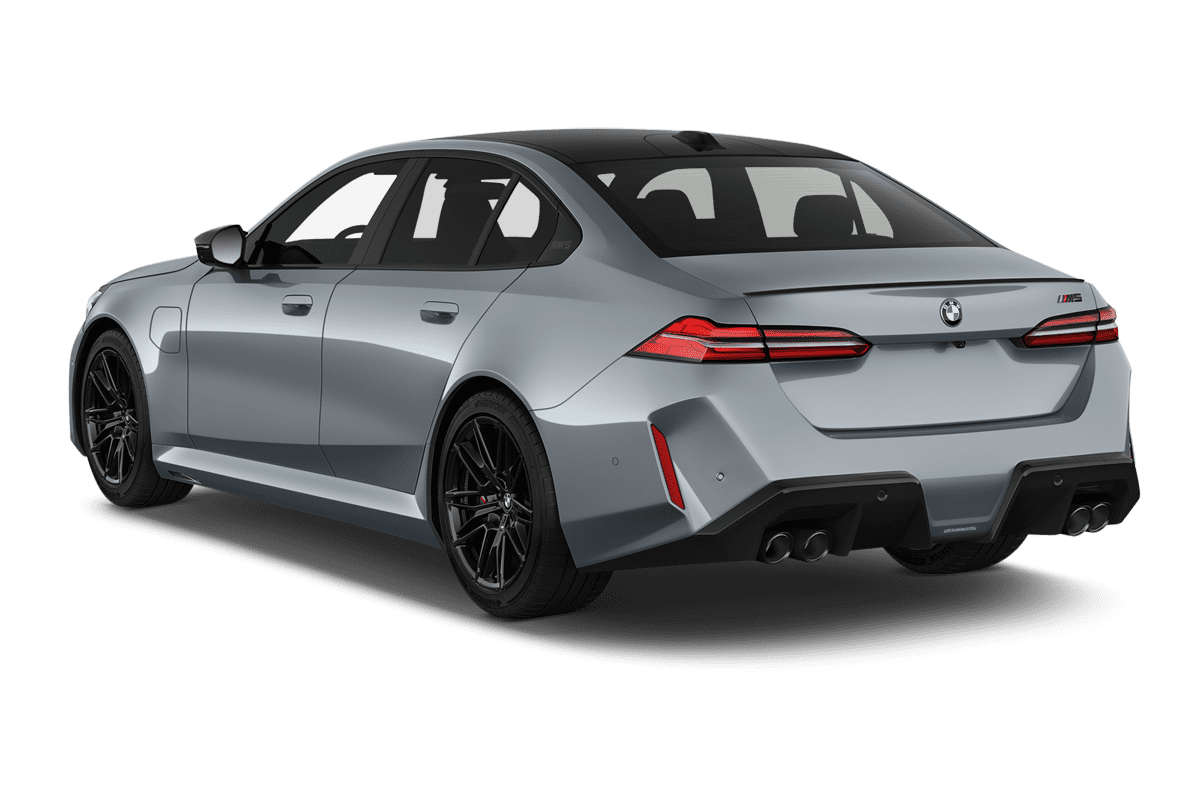Schräge Heckansicht eines BMW M5, freigestellt