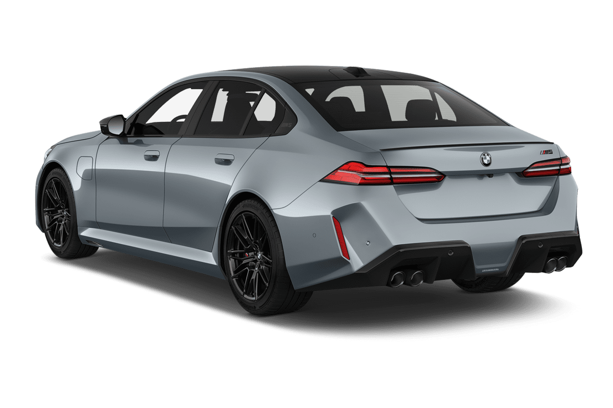 Schräge Heckansicht eines BMW M5, freigestellt