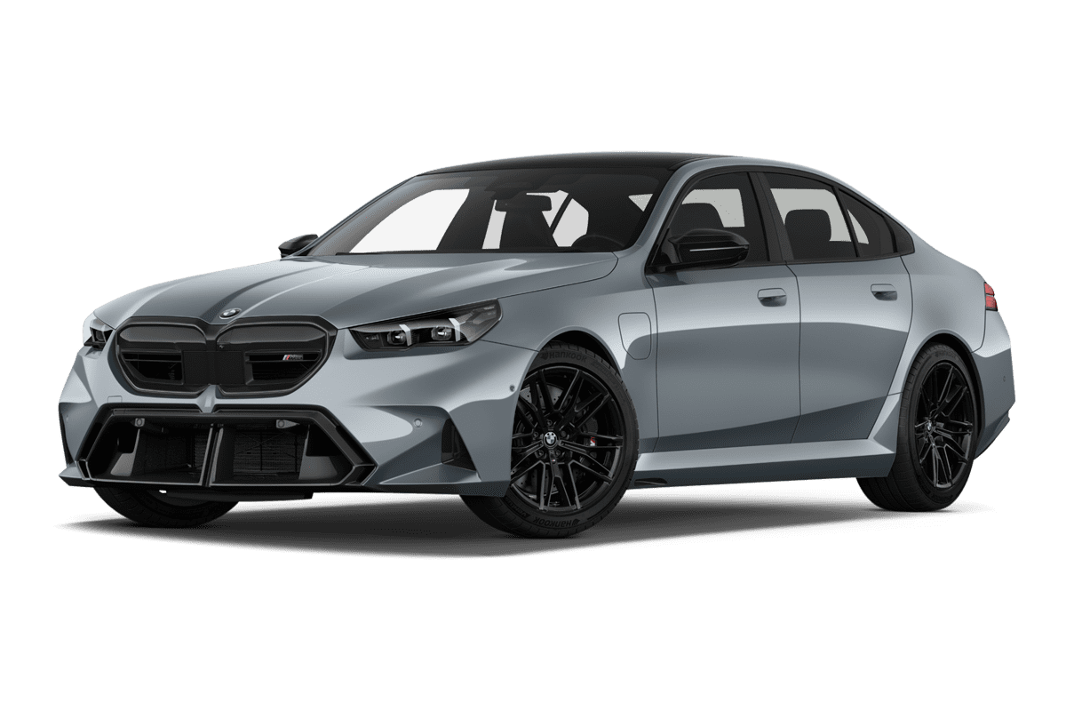 Tiefe, schräge Heckansicht eines BMW M5, freigestellt