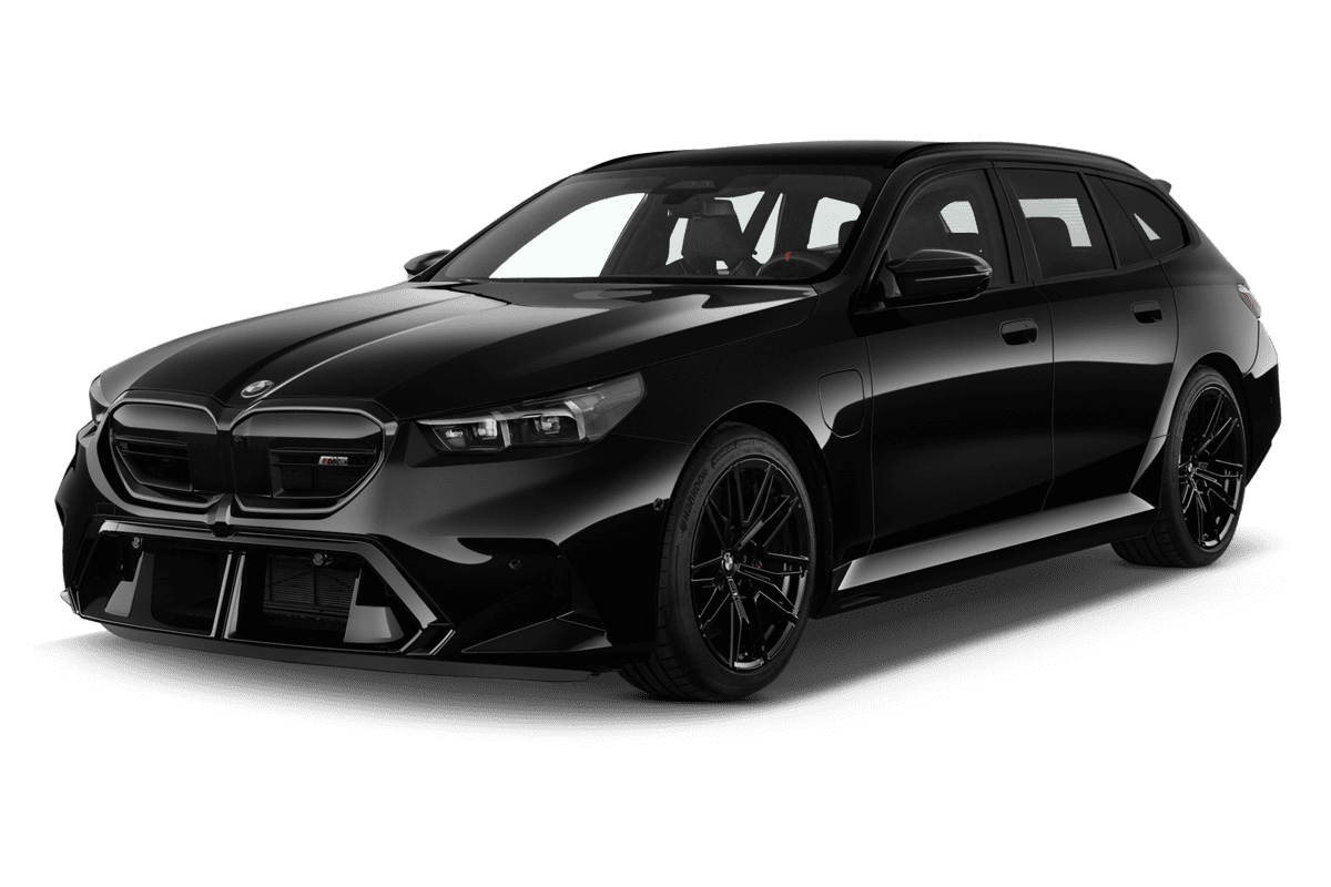 Schräge Frontansicht eines BMW M5 Touring, freigestellt