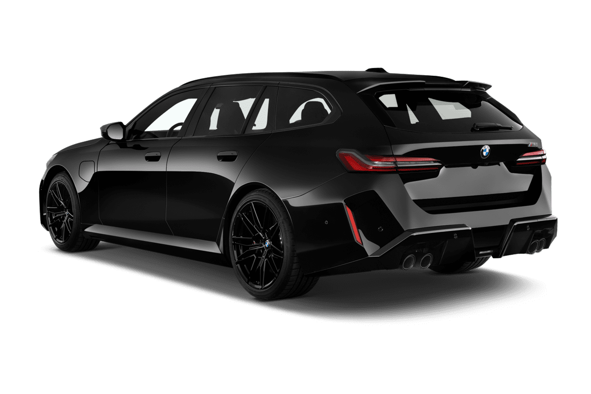 Schräge Heckansicht eines BMW M5 Touring, freigestellt