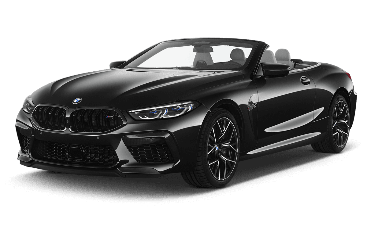 Schräge Frontansicht eines BMW M8 Cabrio, freigestellt