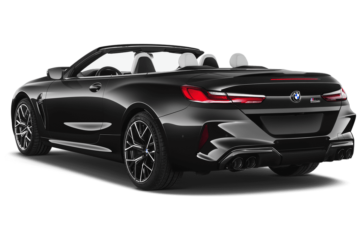 Schräge Heckansicht eines BMW M8 Cabrio, freigestellt