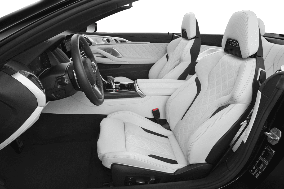 Vordersitze eines BMW M8 Cabrio