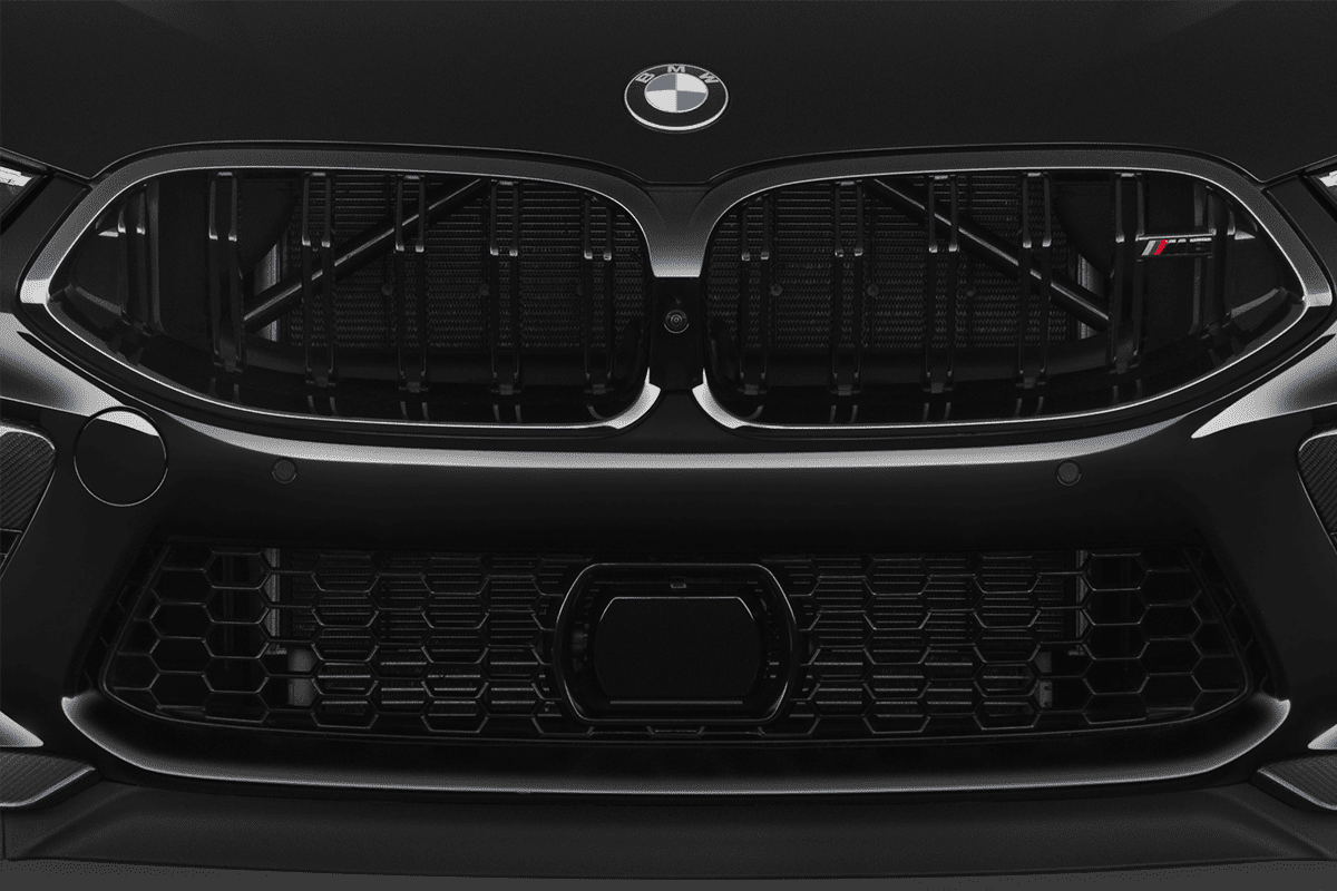 Kühlergrill eines BMW M8 Cabrio