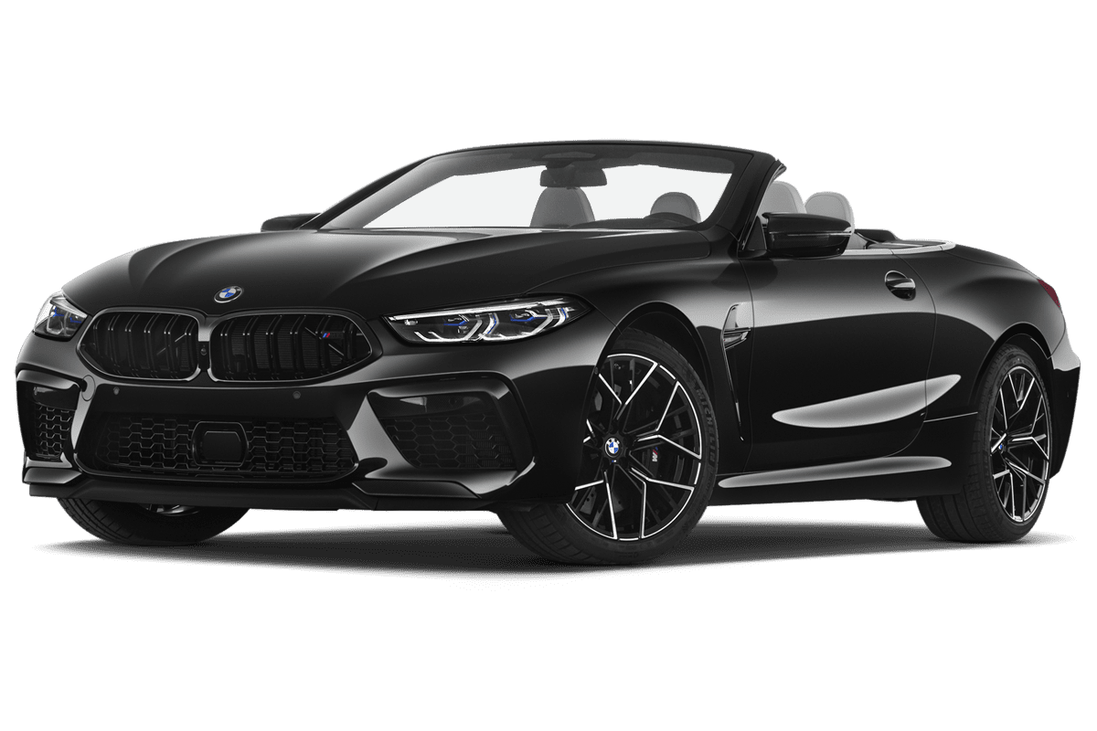 Tiefe, schräge Heckansicht eines BMW M8 Cabrio, freigestellt