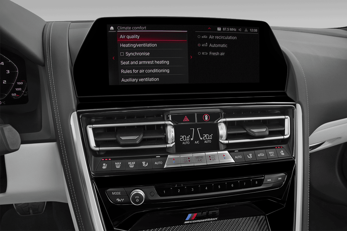 Klimasteuerung eines BMW M8 Cabrio