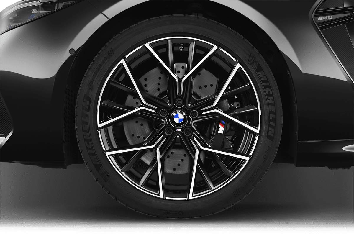 Radkappe oder Felge eines BMW M8 Cabrio