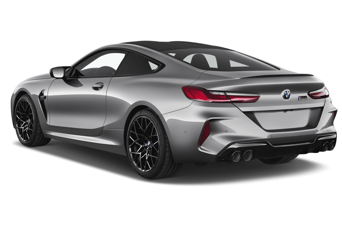 Schräge Heckansicht eines BMW M8 Coupé, freigestellt