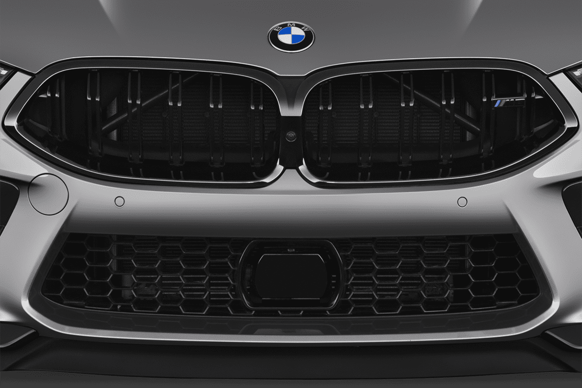 Kühlergrill eines BMW M8 Coupé