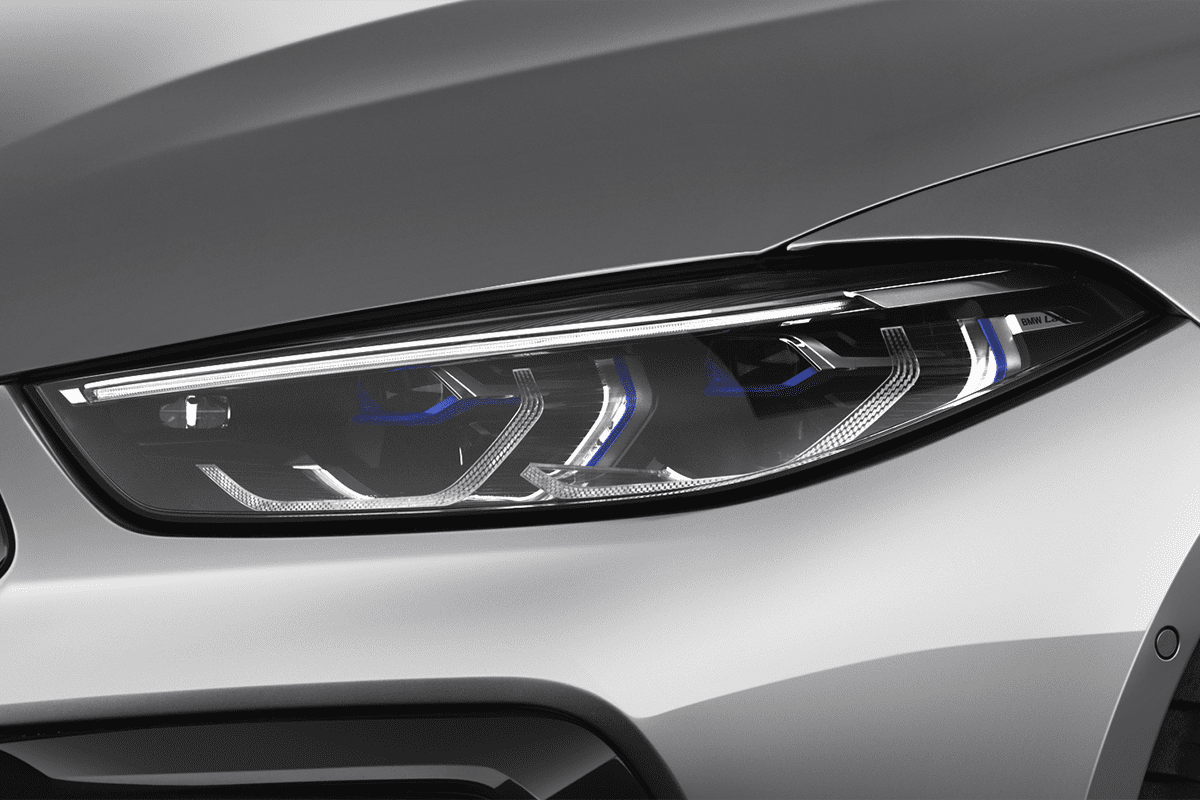 Frontscheinwerfer eines BMW M8 Coupé