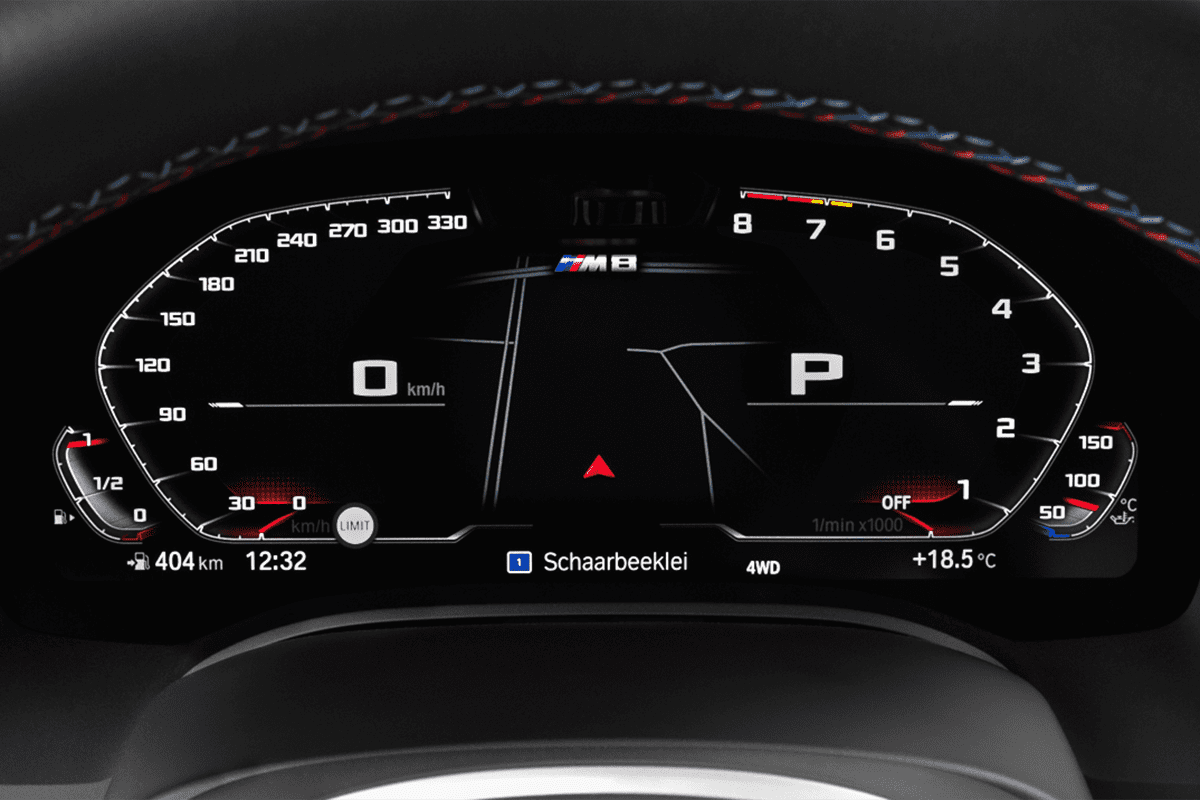 Kombiinstrument eines BMW M8 Coupé