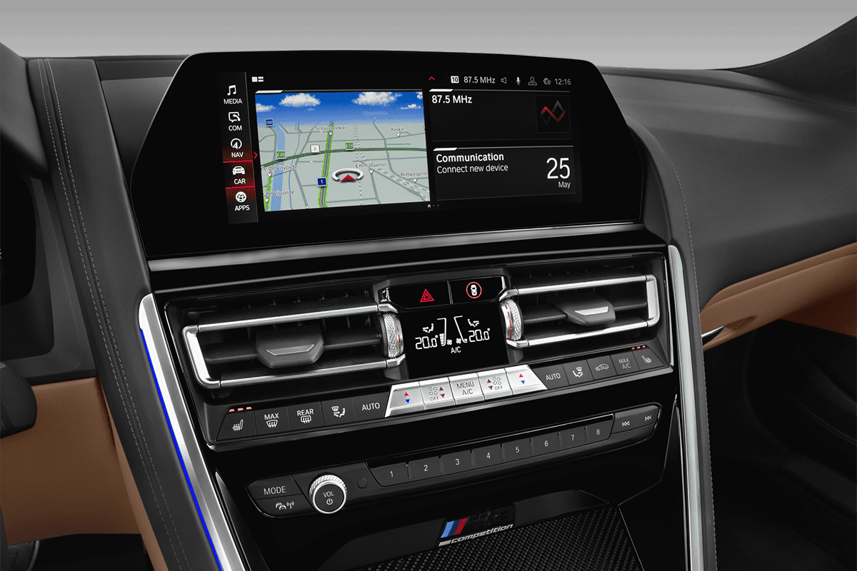 Mittelkonsole eines BMW M8 Coupé