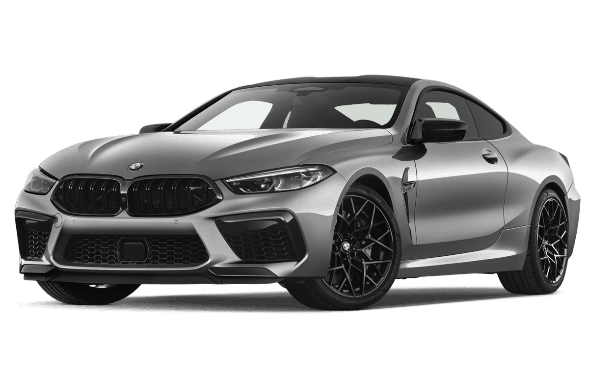 Tiefe, schräge Heckansicht eines BMW M8 Coupé, freigestellt
