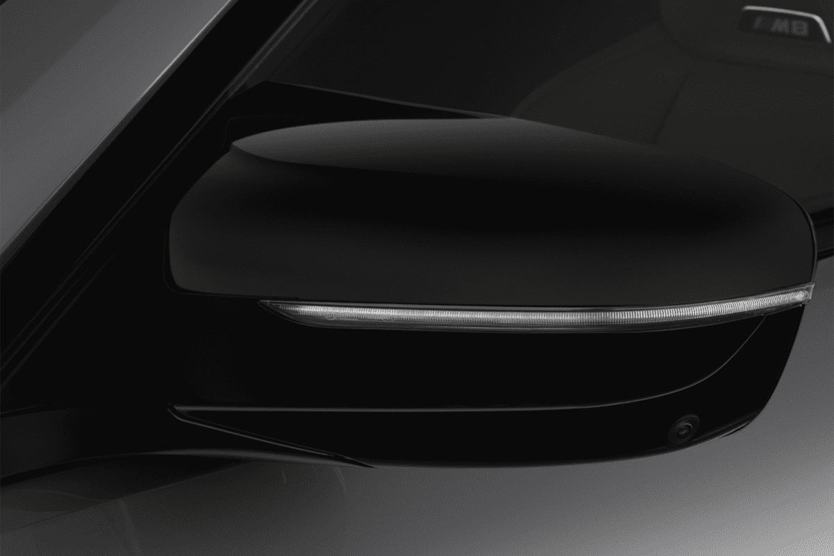 Rückspiegel eines BMW M8 Coupé