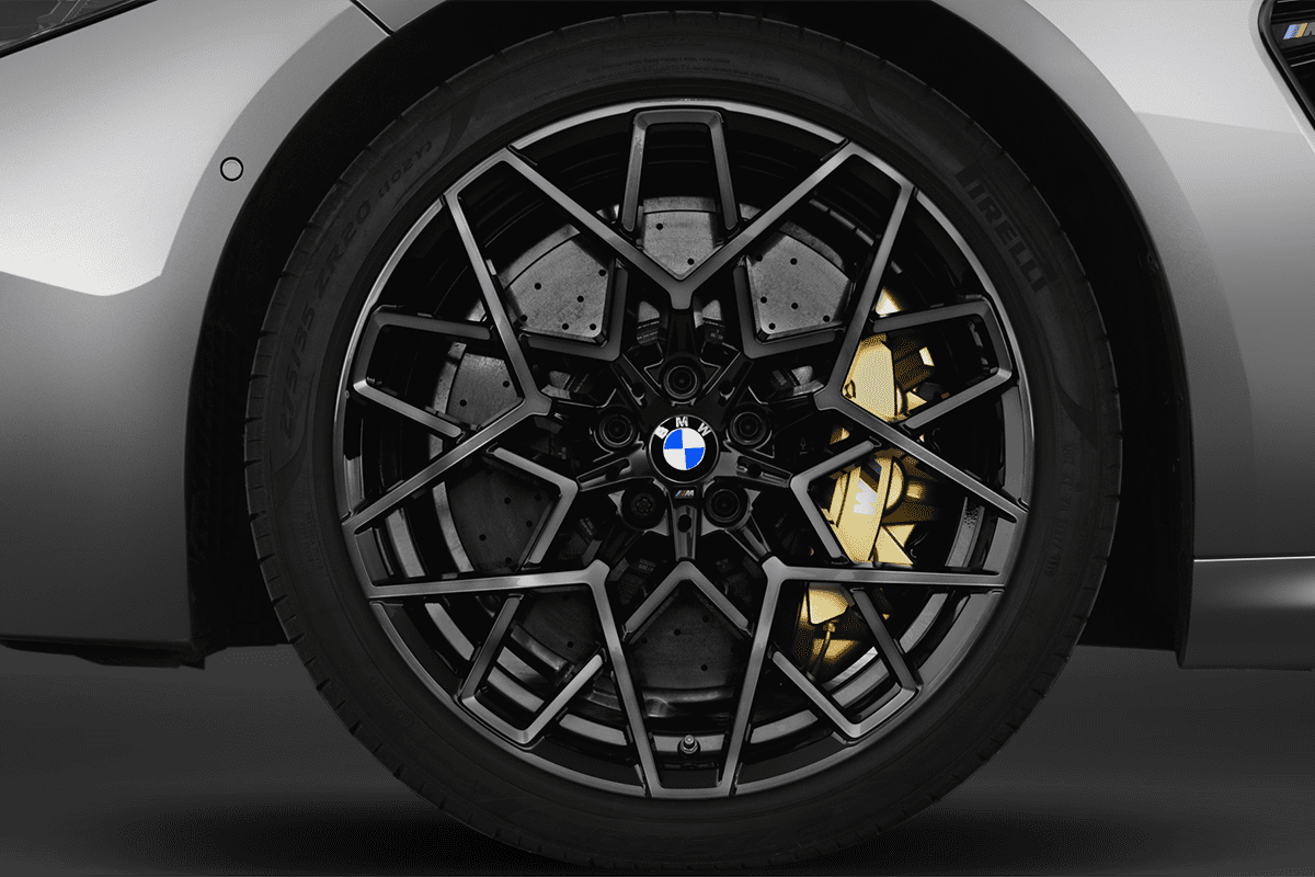 Radkappe oder Felge eines BMW M8 Coupé